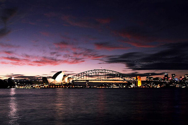 Harbour Bridge in Sydney in der Dämmerung
