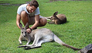 Student mit Känguruh
