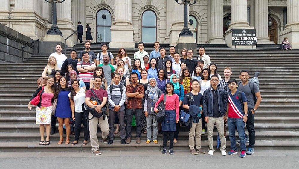 Gruppenfoto vor dem Parlament