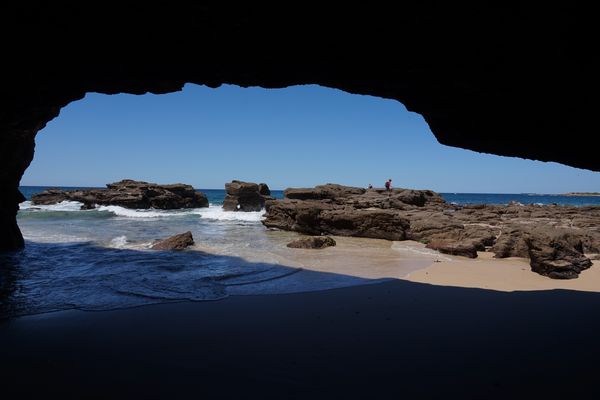 Höhle am Strand in Australien